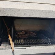 Barbecue fxe patagonia 2 panier bûches grille 85x60 en action