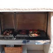 barbecue fixe pampa3 double grille double manivelle et plancha vue foyer avec grillade