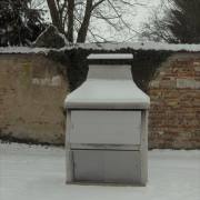 couvercle pour barbecue fixe gaucho3 avec couvercle et portes inferieures sous la neige hivernale