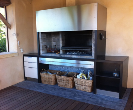 barbecue-contemporain-avec-grille-105x60-lateral-et-foyer-feu